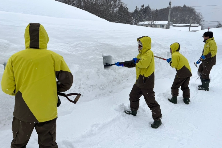 山形県西川町 雪旅籠(ゆきはたご)灯り制作の様子